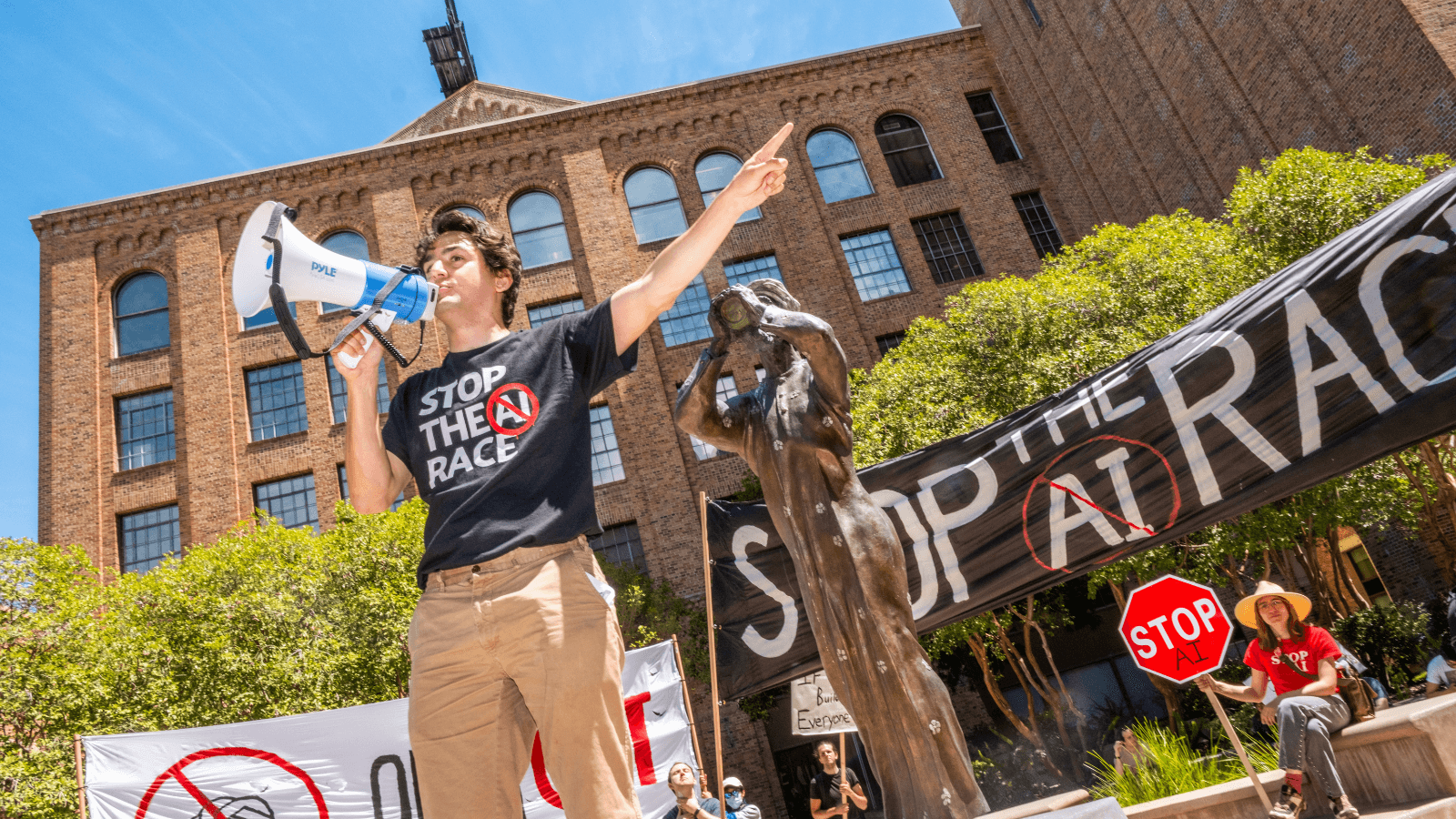 AI Safety Movement Gains Momentum as Hundreds Demand Development Freeze from Tech Giants